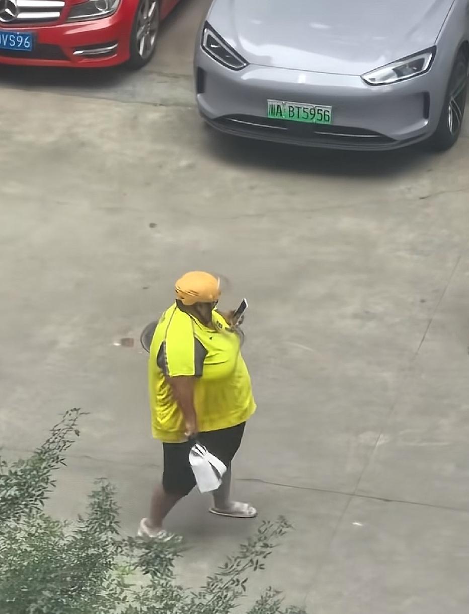 这种外卖员电动车送两趟就没电了……[捂脸]