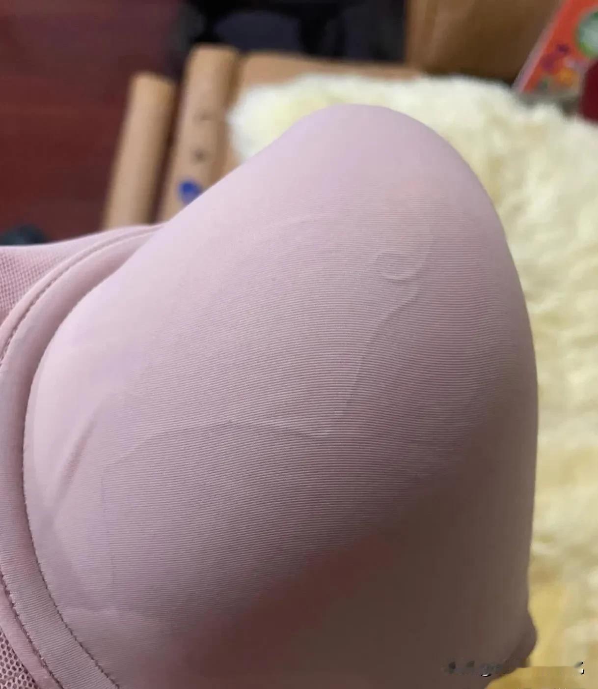 今天打算穿的衣服，突然发现里面有一根头发，姐妹们，有没有什么好办法能把它弄出来？