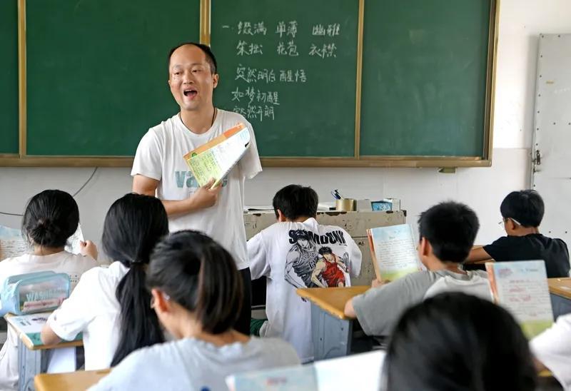 一位五十八岁的乡村教师发布微头条说，他现在临近退休了，还是中级职称。有网友评论说