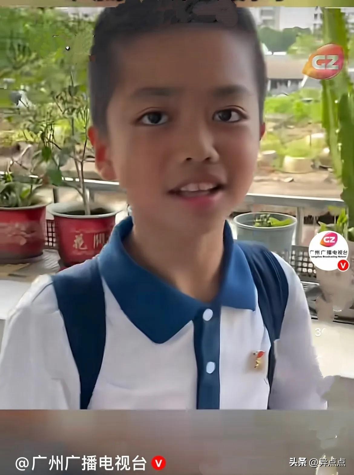 广东一小学生放学回家，推开门随口用普通话说：“我回来了好热，我要先喝口水”， 本