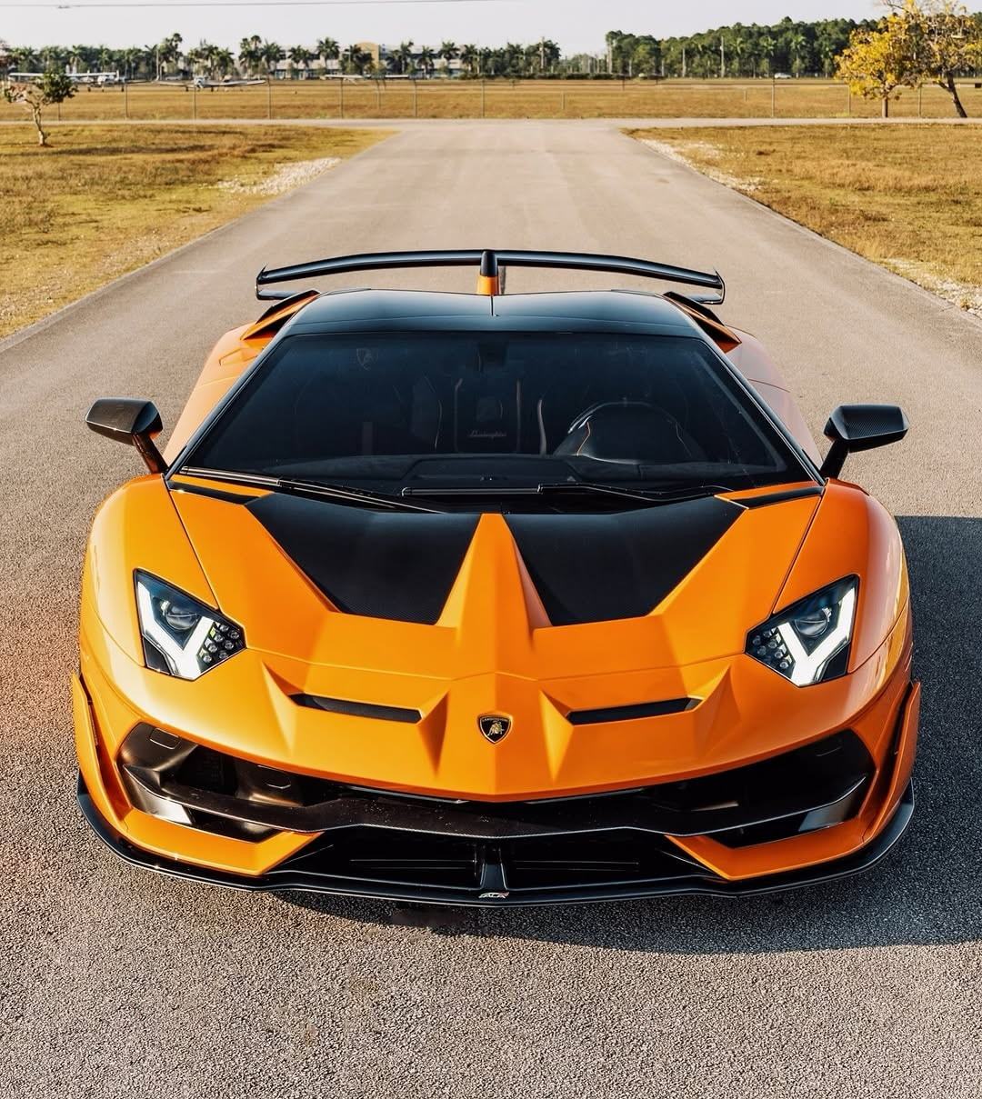 万圣节元素的兰博基尼 Aventador SVJ，除了车身是南瓜的颜色，其它地方
