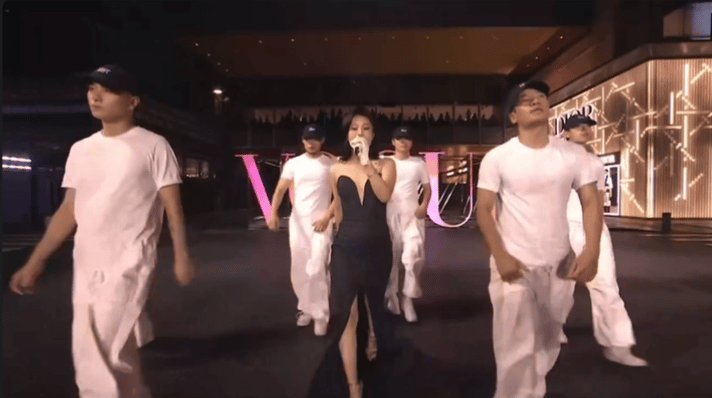 袁娅维身着鱼尾抹胸裙，宛如黑玫瑰般耀眼，在 vogue 时尚盛典上以一曲《偶像的