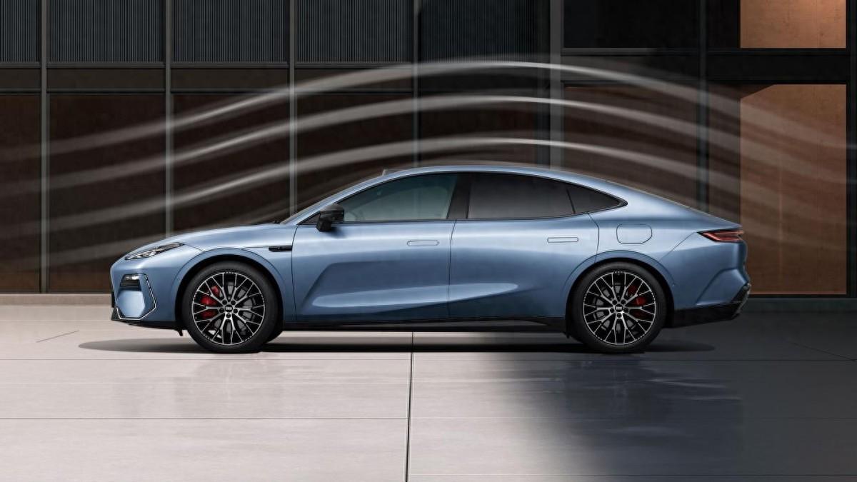 充电8分钟，续航几百公里。
零百加速3.49秒。
这数据一出来，谁看了不迷糊？第