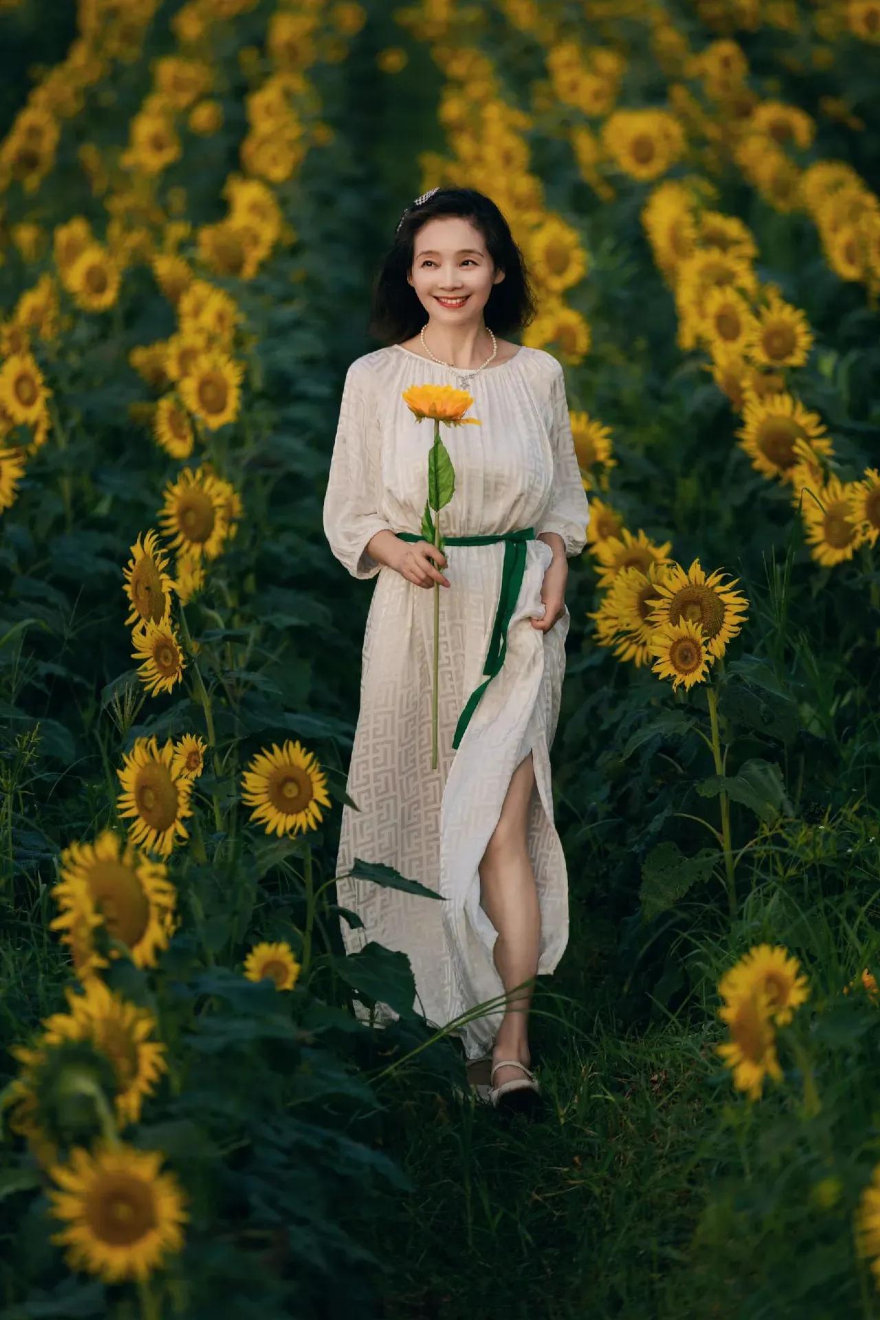 他的婚外感情经验比我丰富，我常常笑他有12345，每一任都挺喜欢他，他确实是个好