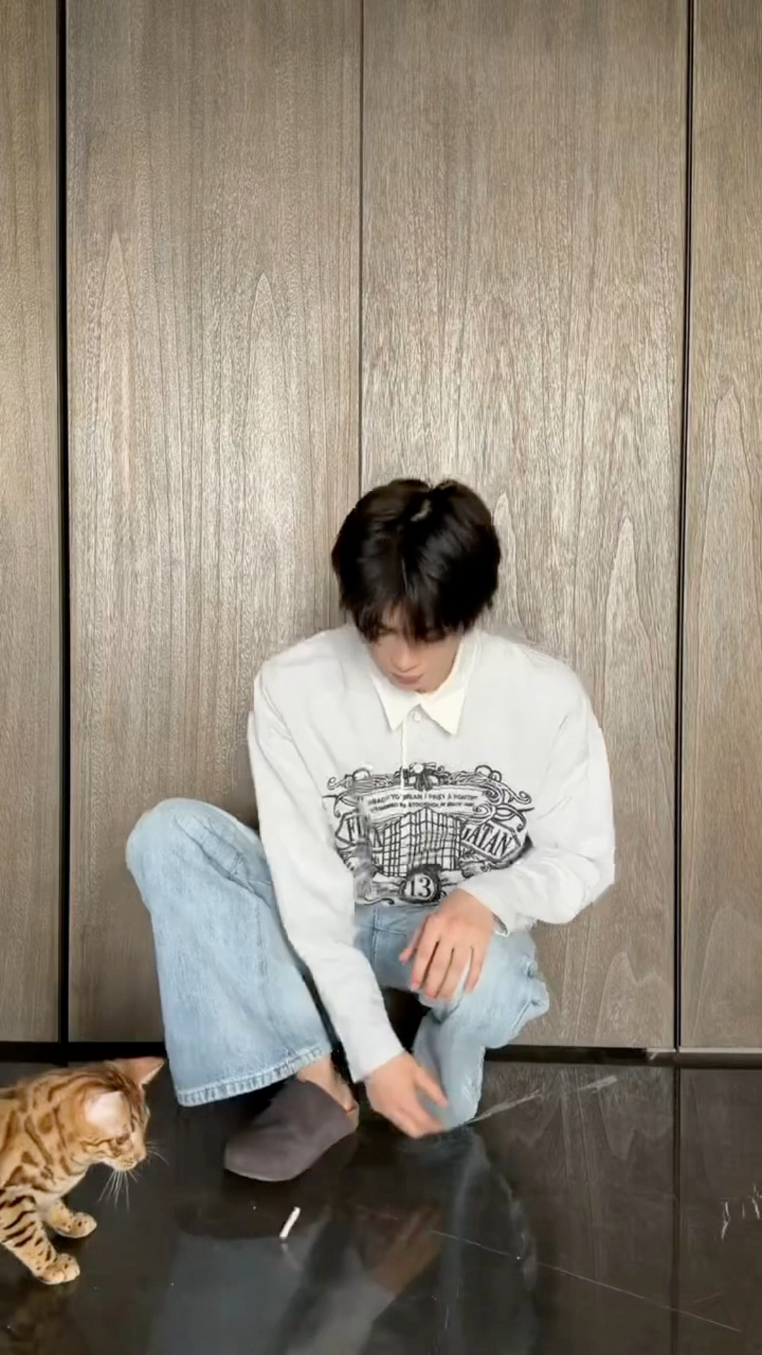 梓渝和猫演小剧场 梓渝拉着大鱼演抽象 好欢乐的小剧场  养猫人精神状态真的很美丽