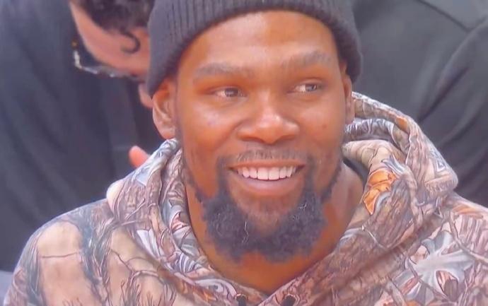 季后赛开始以来，杜兰特第一次面露笑容~

首轮对阵湖人，大概是火箭在季后赛想要碰