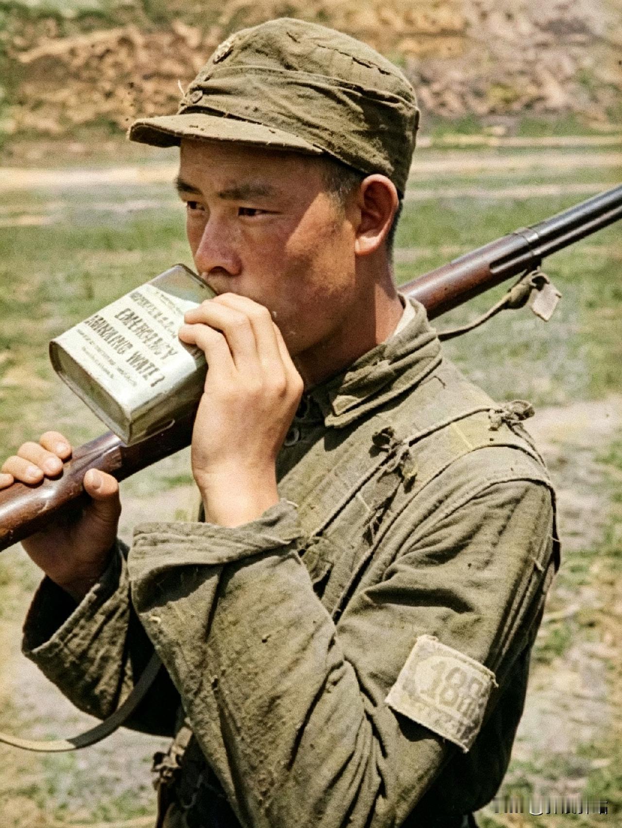 1944年，美军观察组在延安东关机场附近拍摄了这张照片。

其实当时并没有公开这