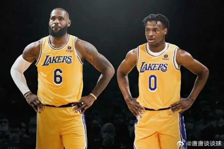 上阵父子兵！3月28日湖人迎战篮网的比赛中，詹姆斯与布朗尼再度上演父子同场好戏。