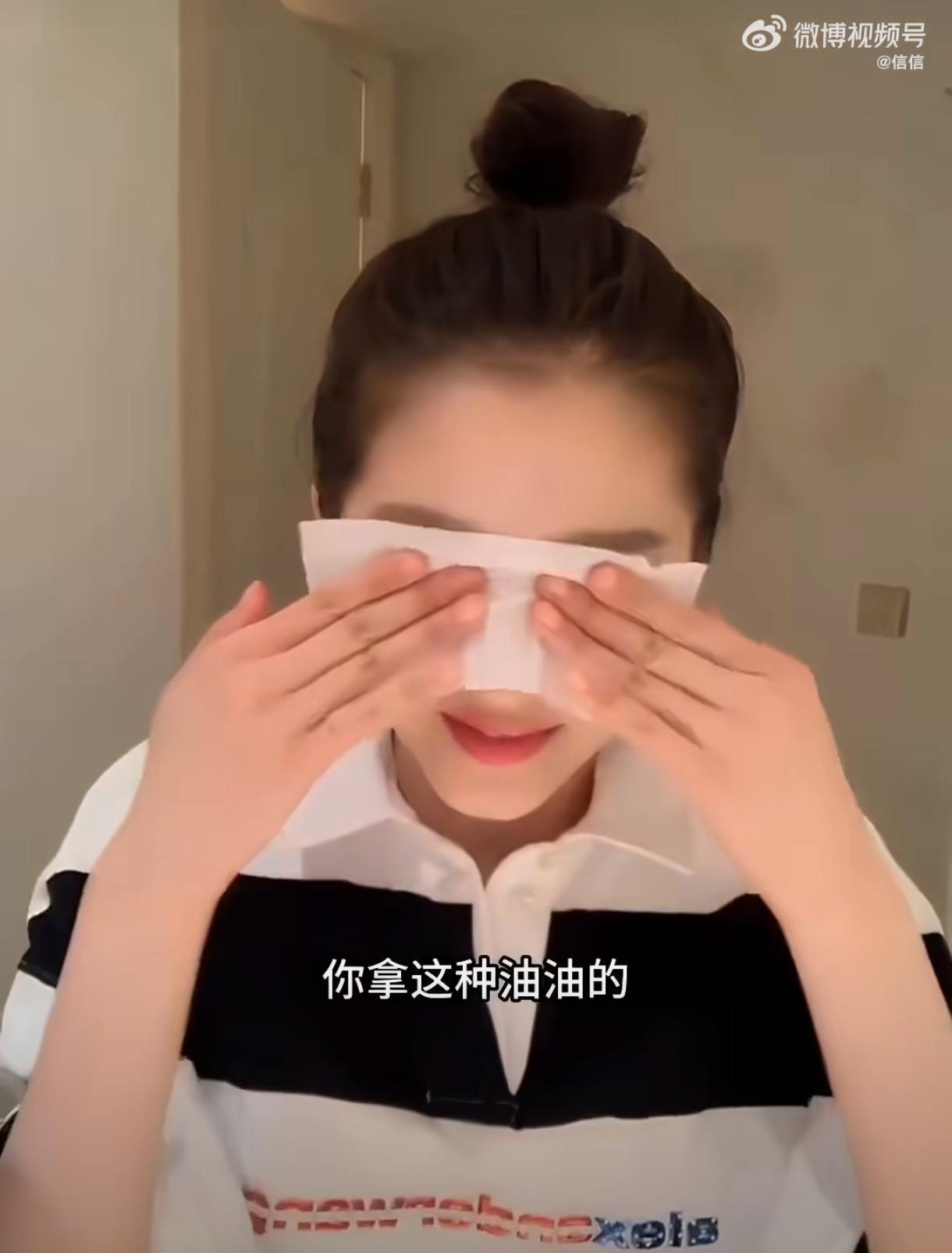 关晓彤素颜状态实在惊艳，卸妆于她而言仿佛只是洗去表层浮粉尘埃，卸下精致妆容反而更