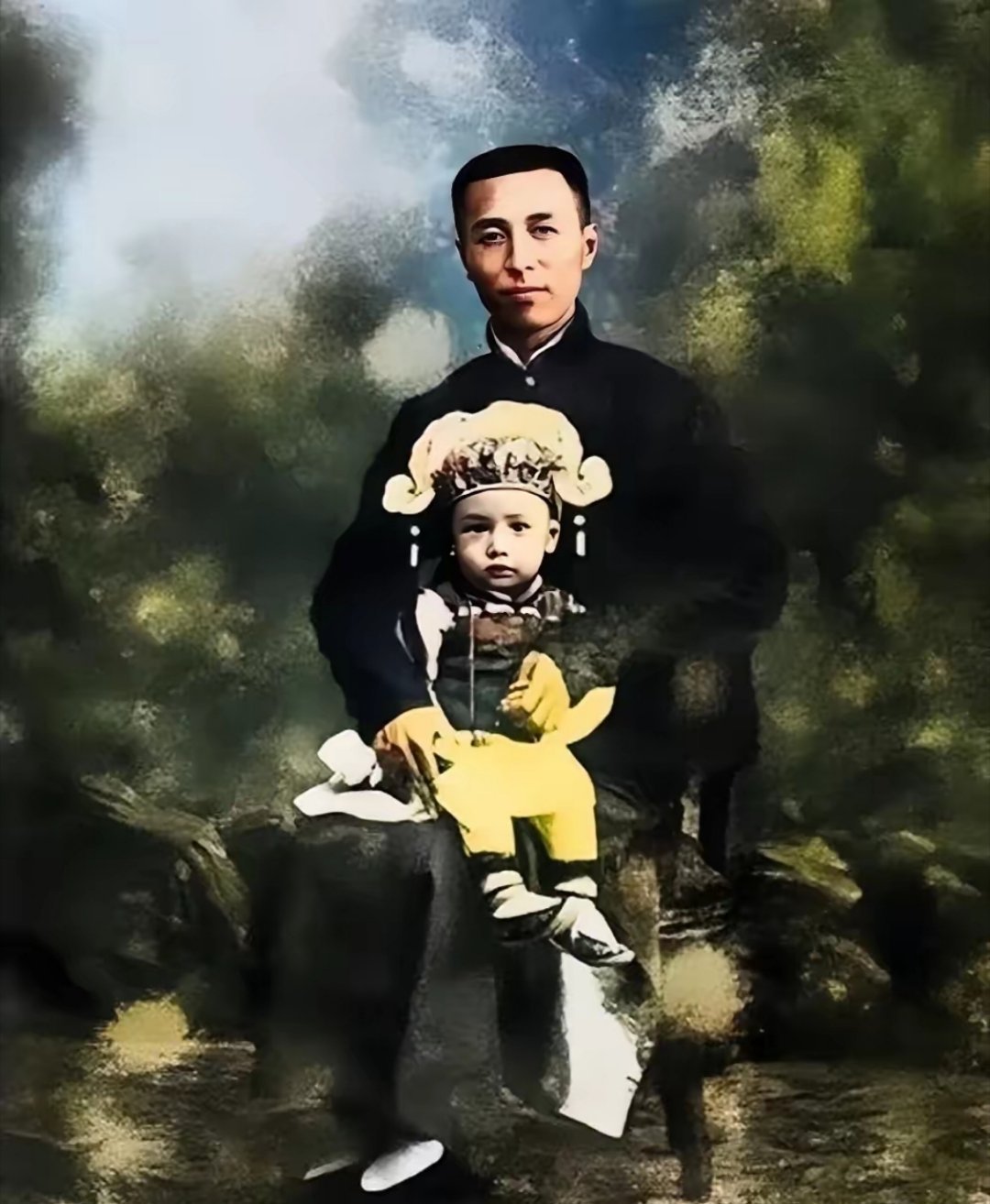 这位父亲并不知道他怀里抱着的竟然是中华民族的脊梁，但他或许有感觉，因为他的目光坚
