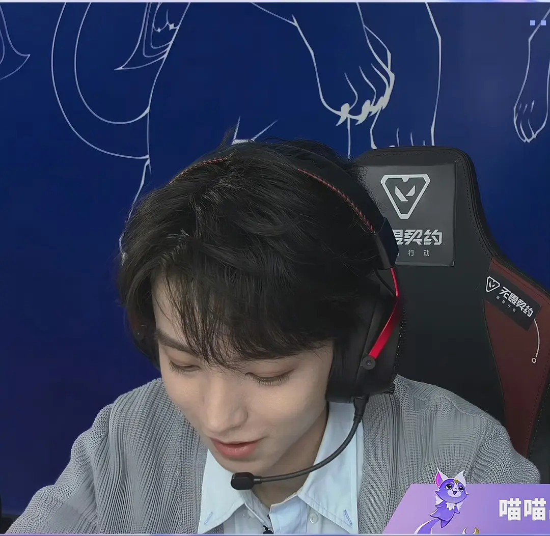 王俊凯这套特别Karry学长梦回男生学院自习室了