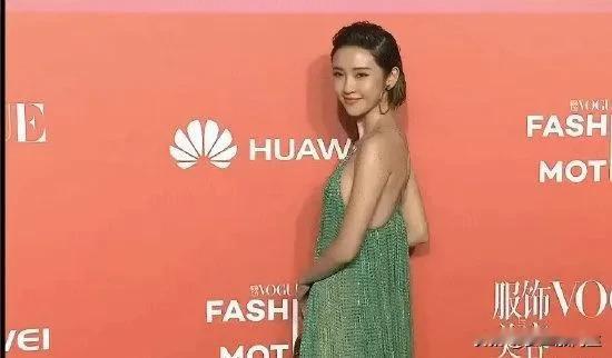 唐昕艺的亮相令人眼前一亮，她身着红色长裙搭配绿色裙装，造型别具一格。那身衣裙的设