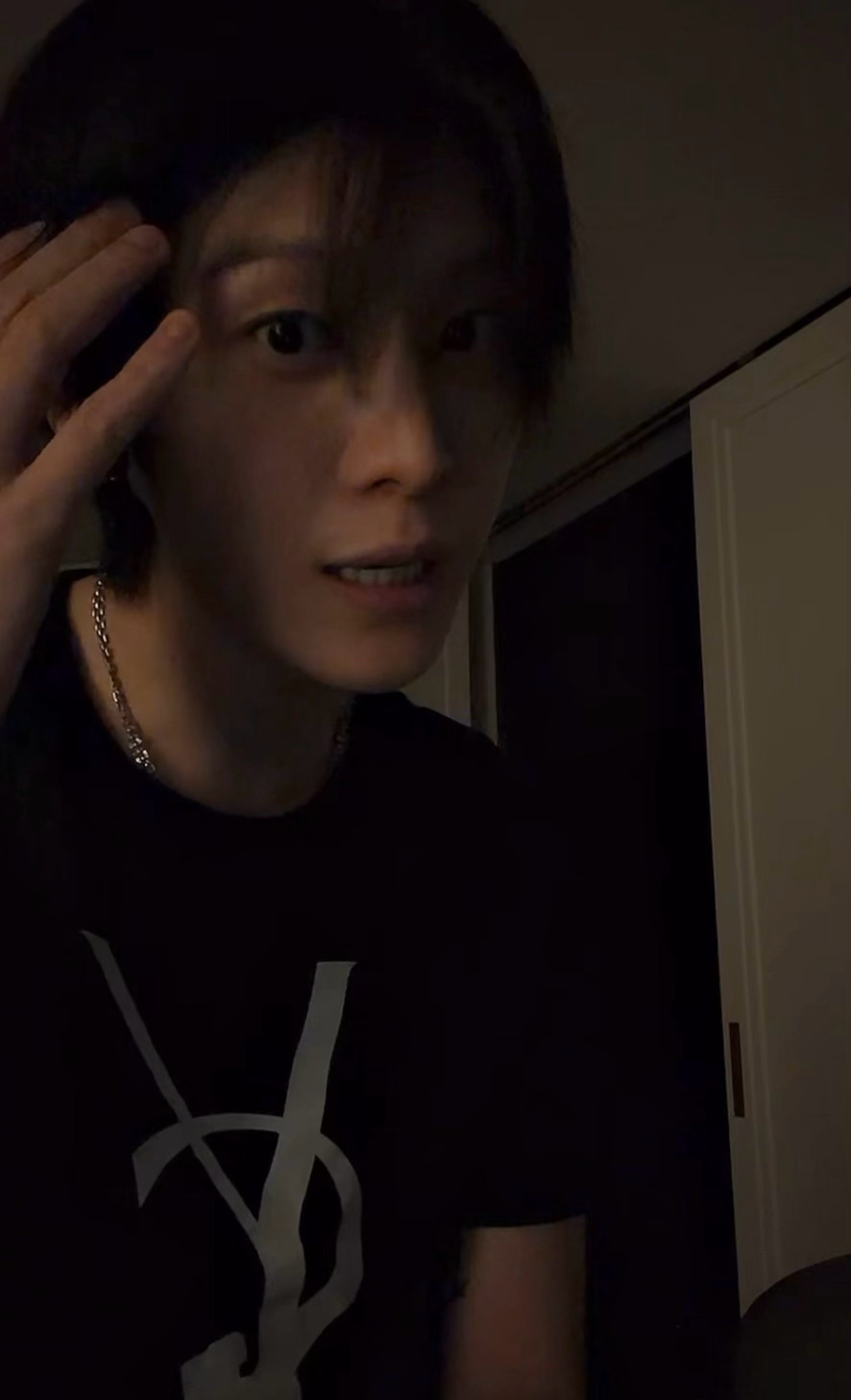 范丞丞有自己独特的打招呼方式：（掀开刘海）嗨～粉丝问头发留长可不可以cos贞子，