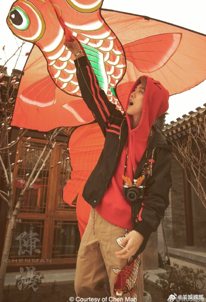 【你想和谁一起放风筝？】春风拂面，正是一年里最适合放风筝的好时节！线轴在手中慢慢