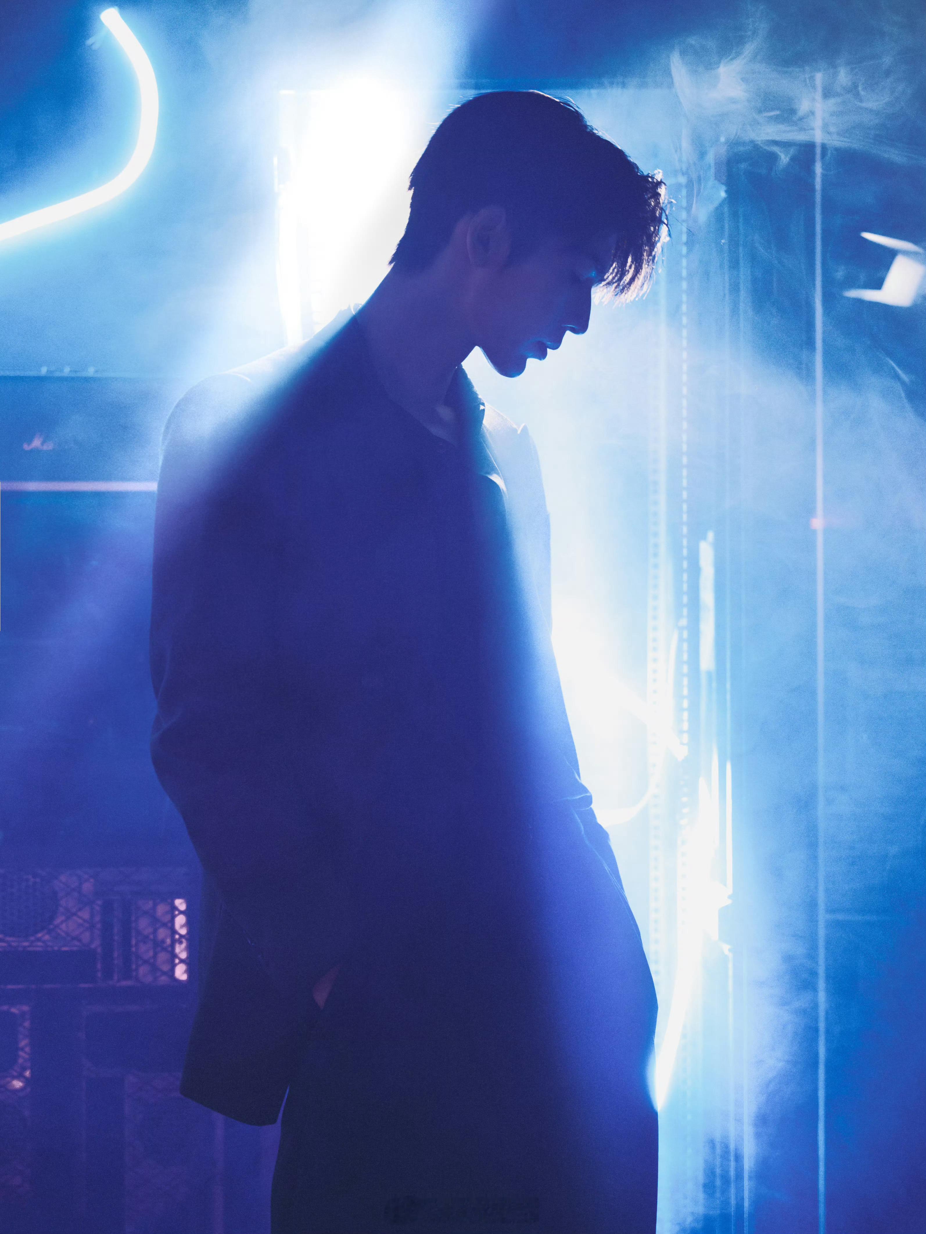 赛博朋克未来科幻感十足，张凌赫星光大赏出图好一张建模脸。 