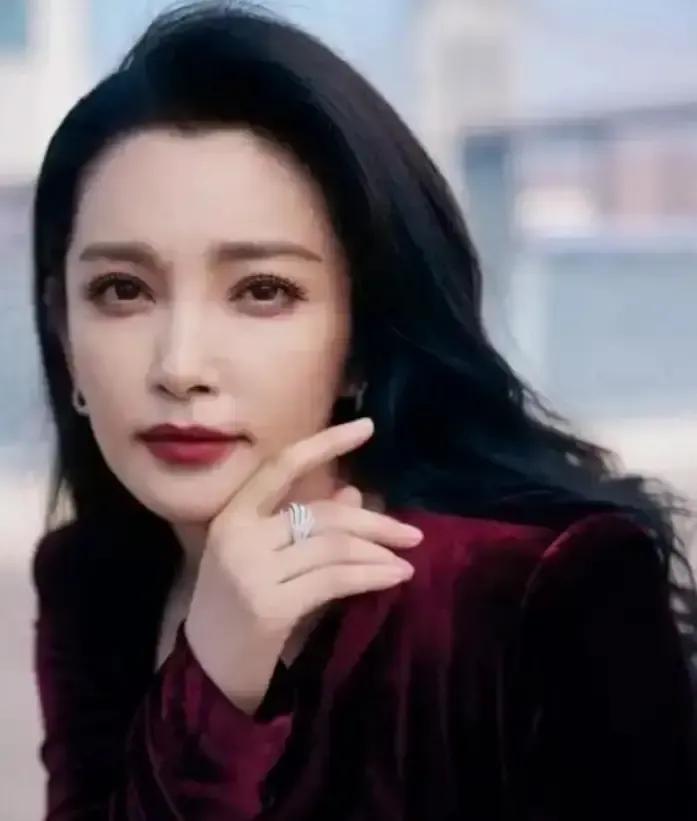 石涛1999年砸三十多万把丰田钥匙往李冰冰手里塞，李冰冰一句谢谢直接把车门关回去