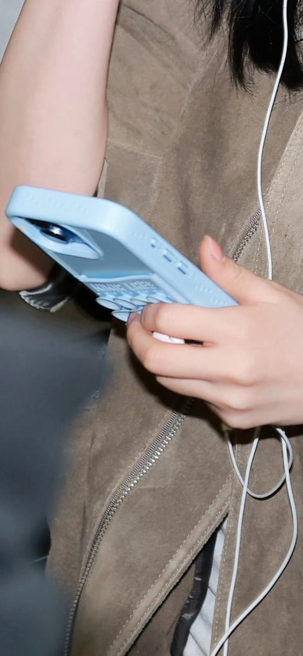 年度时尚穿搭，iPhone 17搭有线耳机！ 