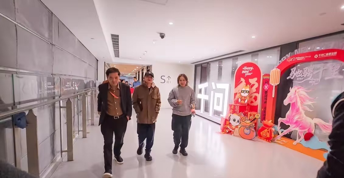 马云深夜现身阿里总部 懂了，30亿的项目可以请马云露个面。当然实际应该是公司高层