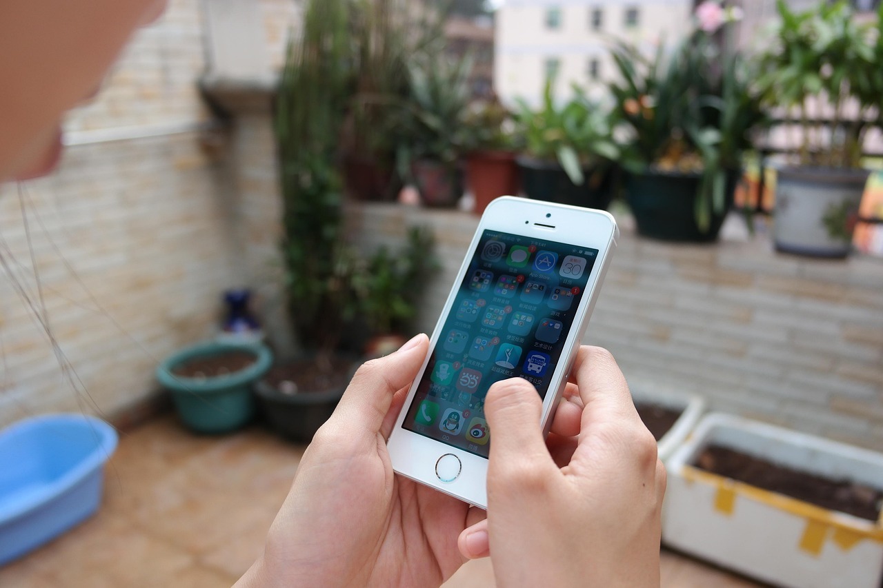 苹果正在彻底淘汰128GB。从iPhone 17开始普及256GB起步后，未来的
