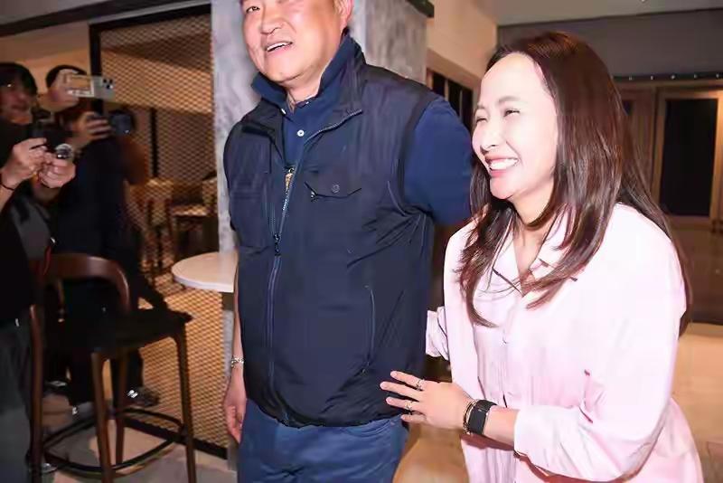 阿努廷和妻子很少在公众面前秀恩爱，偶尔看到他们秀恩爱还蛮有意思的。图二的阿努廷这