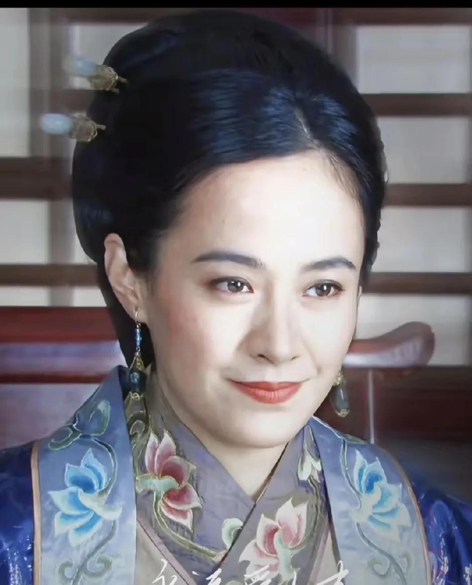 不管怎么说，剧雪版马皇后就是经典，明制交领服，不拖地，不是聚酯纤维，端庄大方。