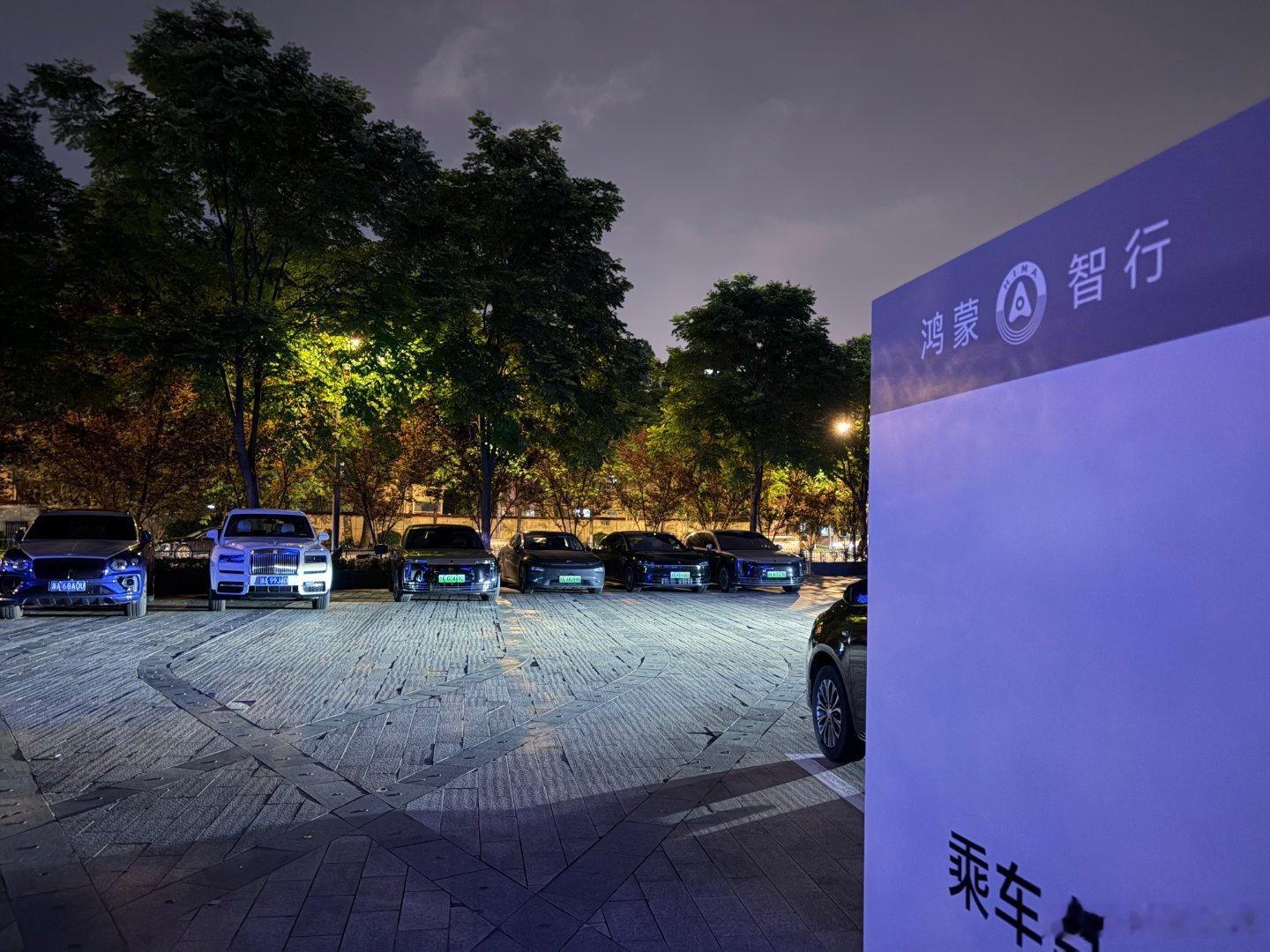 第一次在停车场看到这么多豪车杭州人买豪车都不要钱吗停车场秒变豪华车展现场，灯光下