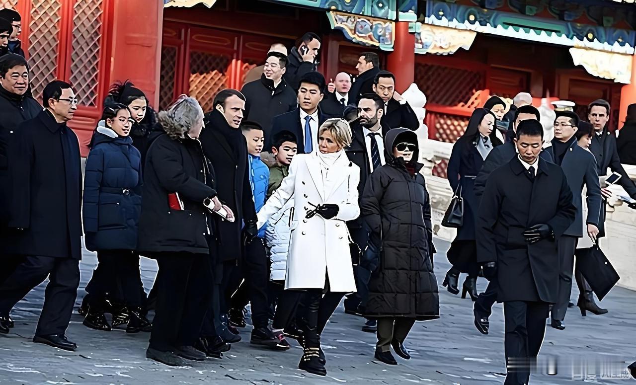 马克龙刚从东方大国回国，就急忙“灭火”，因为德国《明镜周刊》公开了他与东方大国谈