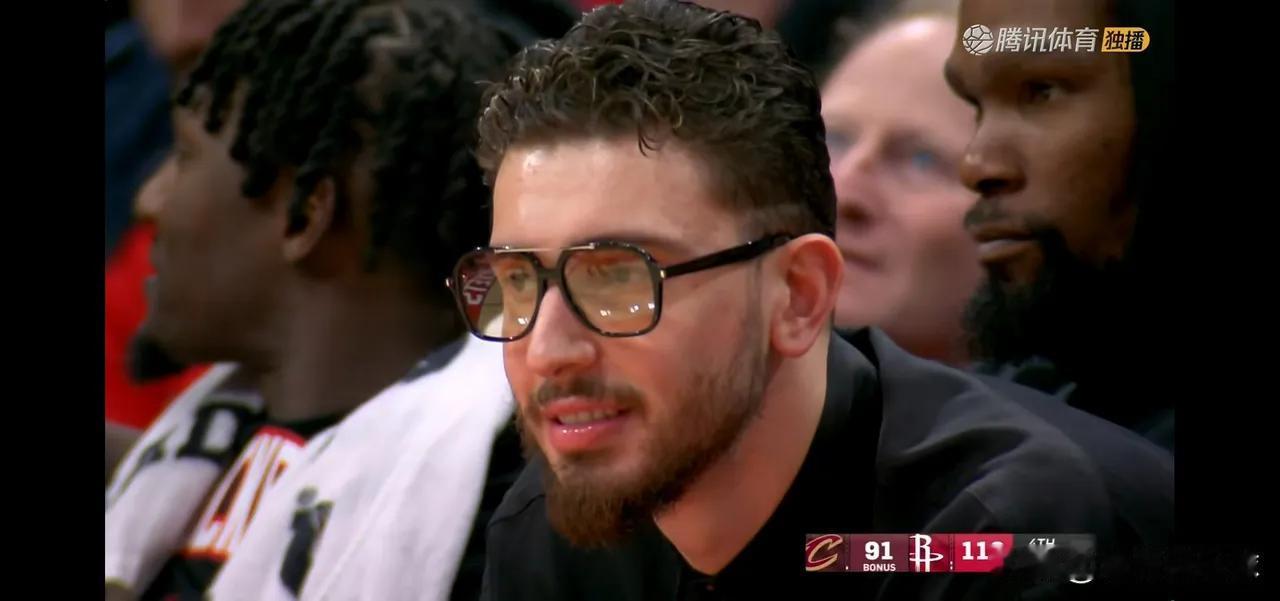 火箭超级中锋icon申京真是太尴尬了！在今天火箭主场迎战骑士的比赛中，当时比赛进