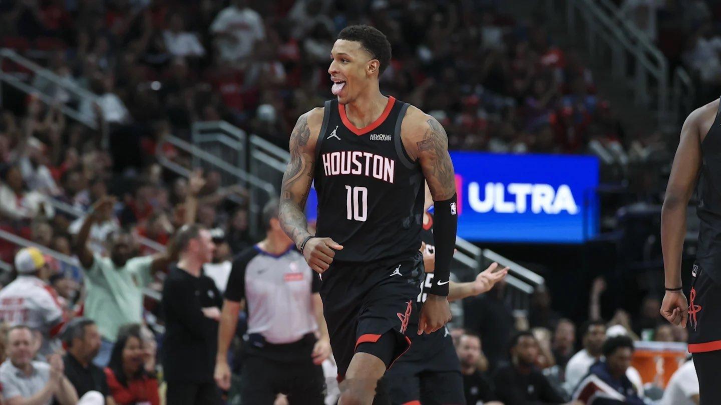 小贾：“我获得了很多空位，队友们总是在找我，比赛开局我就打得很有侵略性。当你和一