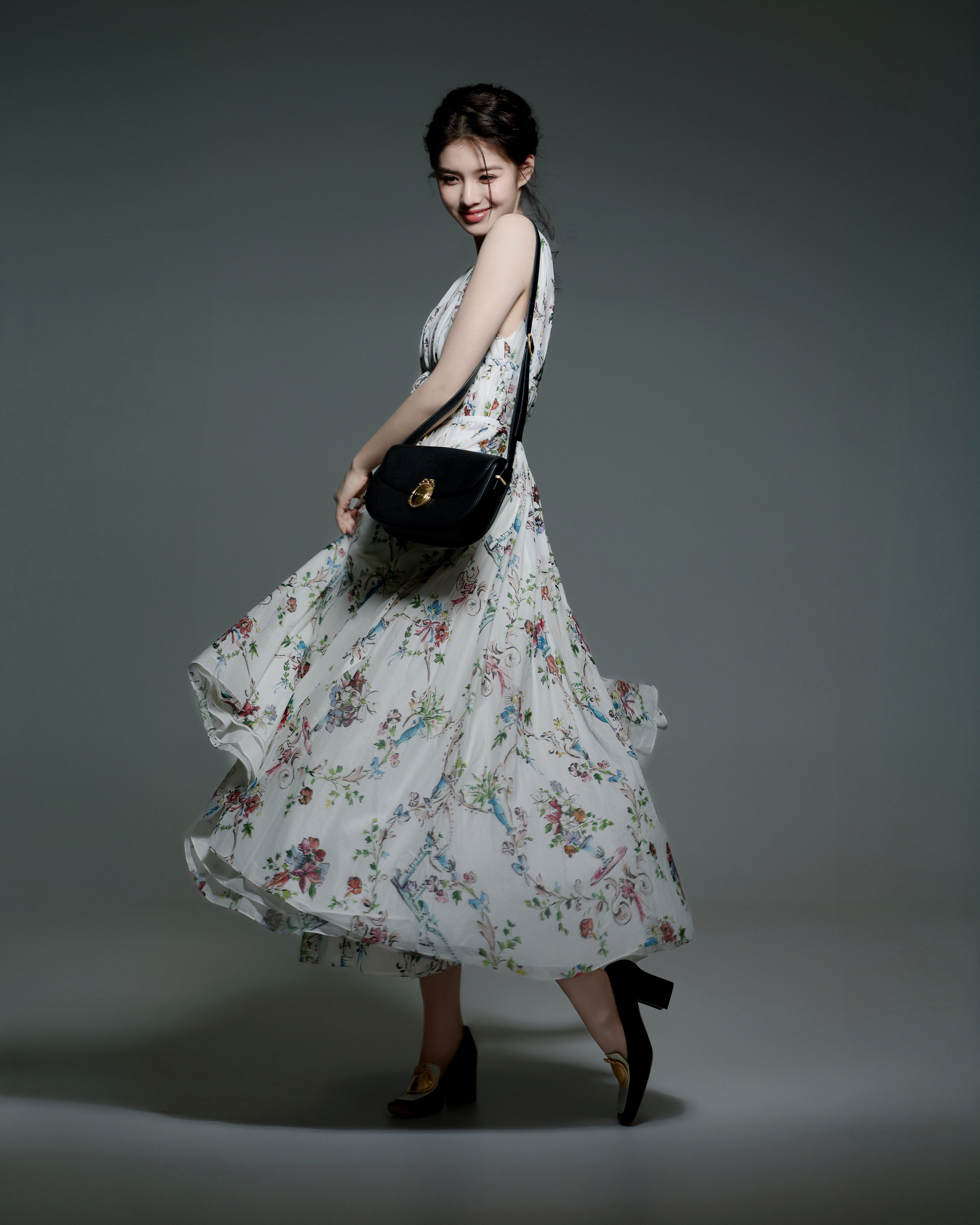 艾米全新造型大片释出，复古盘发搭配碎花裙青春洋溢，黑色Dior经典款手袋搭配同色