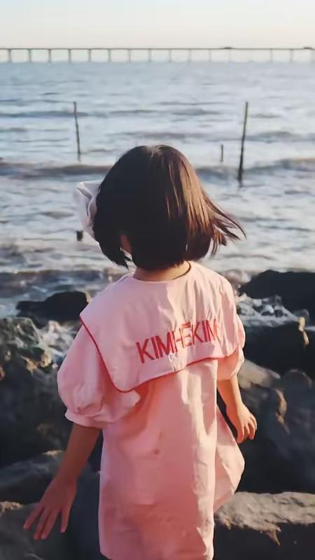 4岁女孩被海浪卷走，大哥下海营救，5米巨浪将两人吞噬
年轻妈妈在海边摆了二十多分