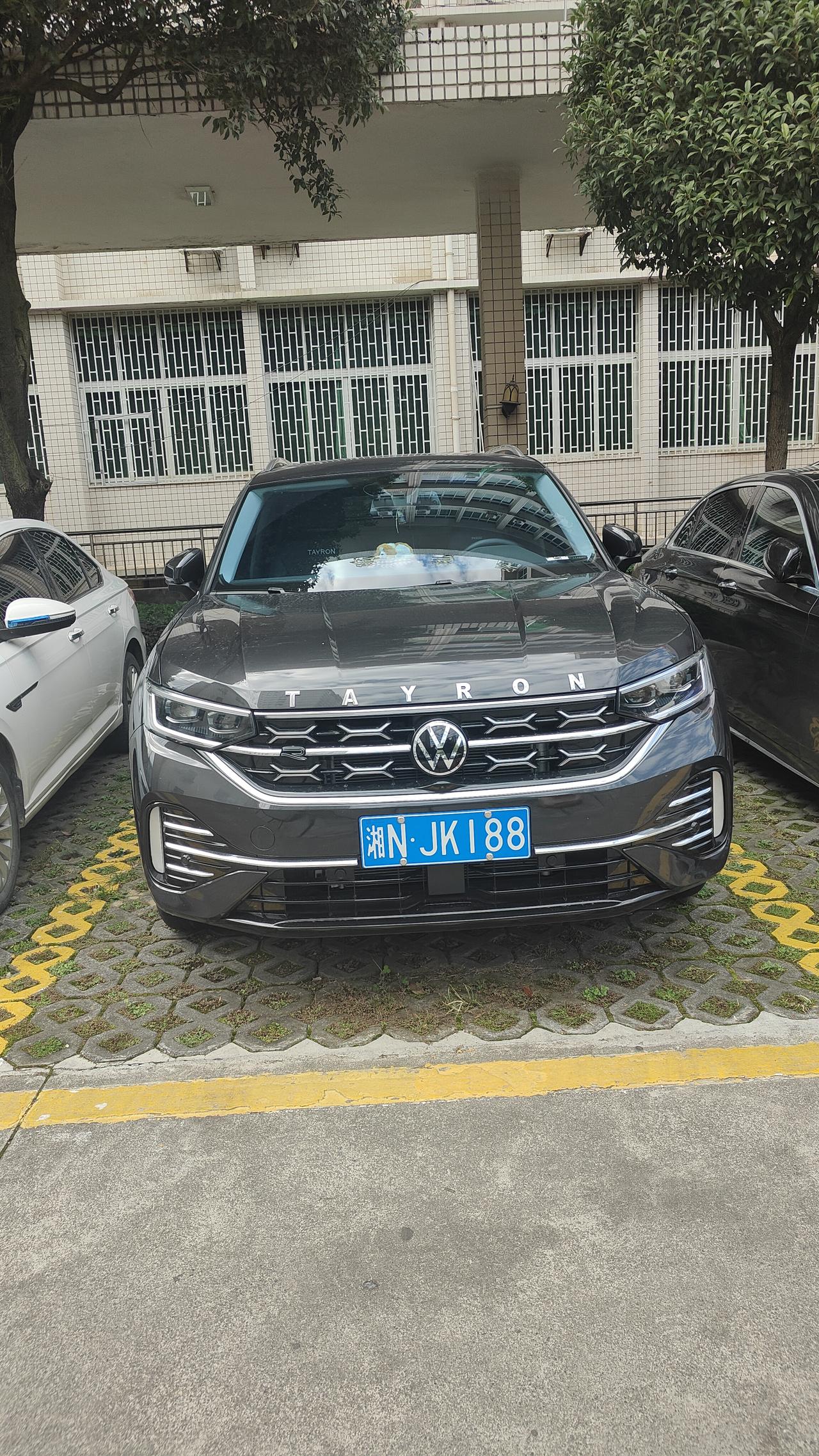 今天终于看到
大众途昂了
确实是好大啊