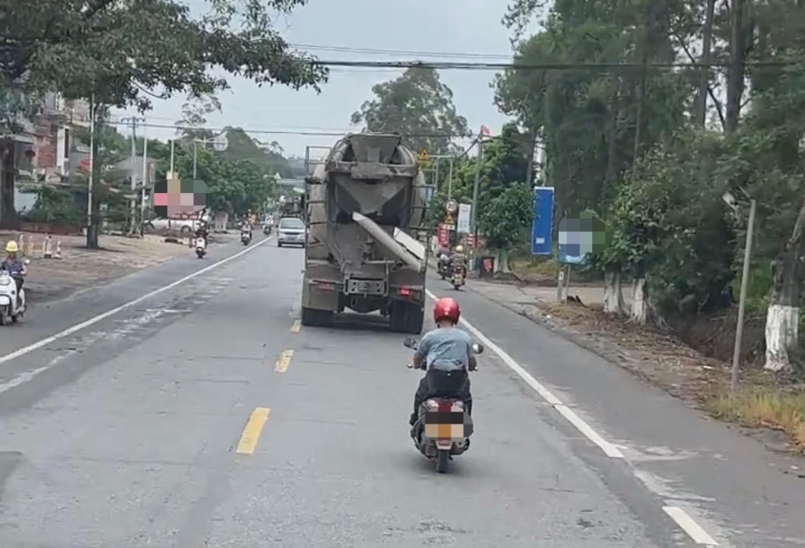 【玉林一男子骑摩托一路骑到机动车道行驶】

近日，网友爆料称：玉林市某县道一名男