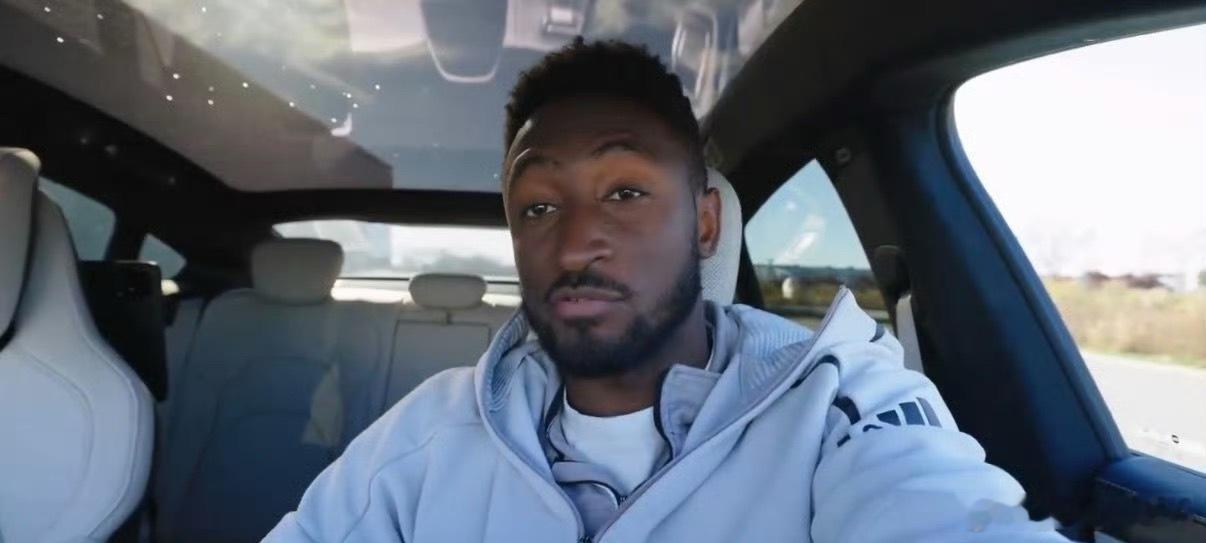 美国数码一哥评价小米SU7 美国数码一哥MKBHD在社交平台发布动态，分享与小米