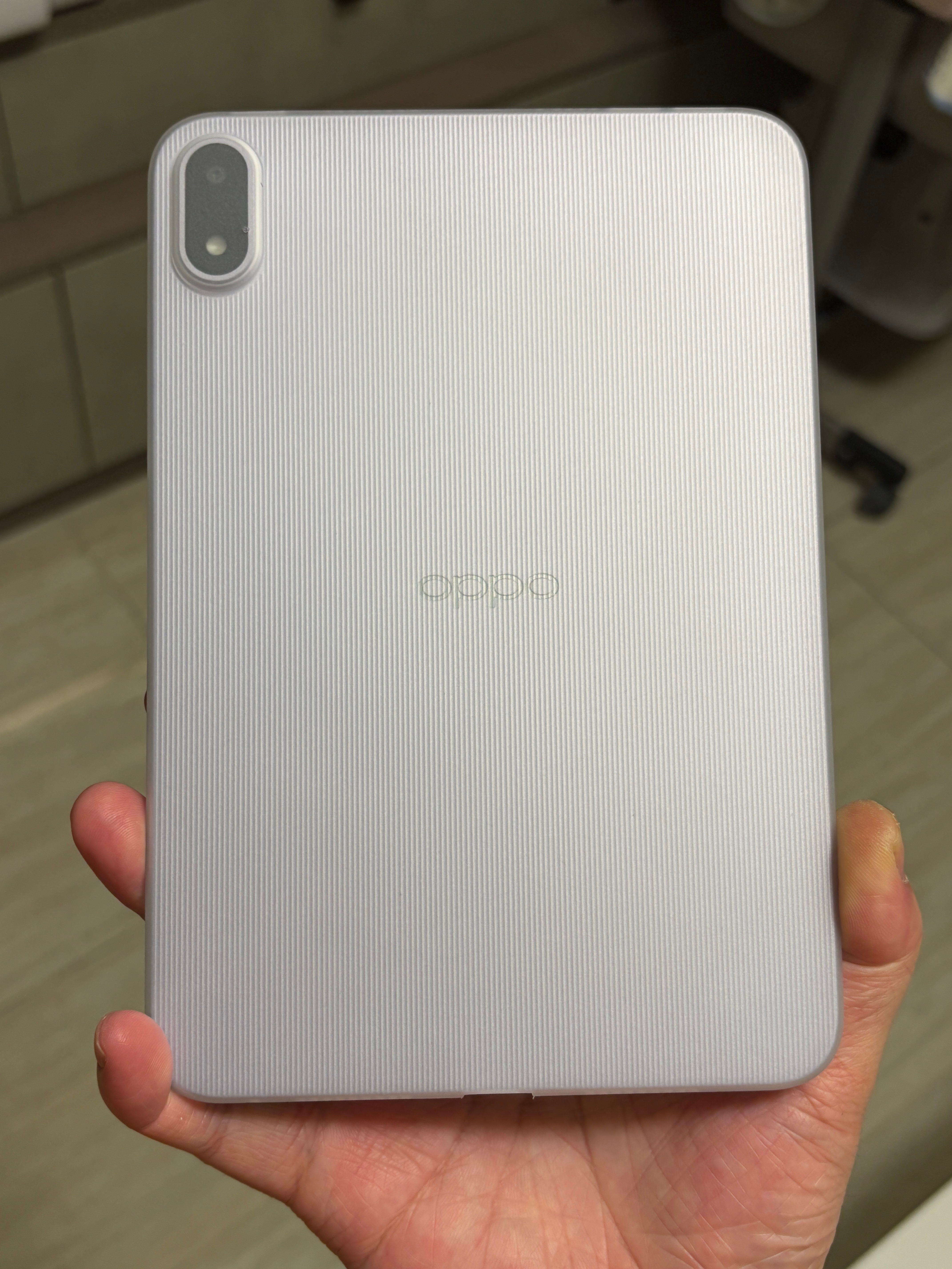 OPPO Pad mini 的超薄壳第一次试模样品，整体效果还不错，有几个小问题