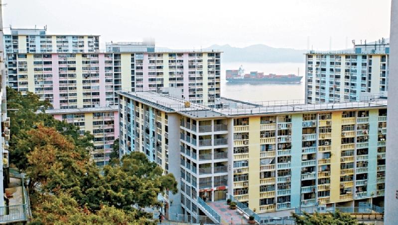 香港仔发生堕楼事件。周二（3日）凌晨约3时，警方接报华富（二）邨华兴楼有人疑似从