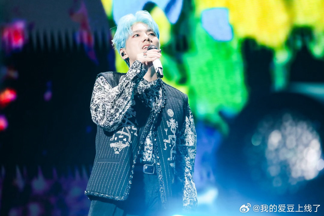 海来阿木首场体育馆演唱会海来阿木第一场体育馆演唱会体育馆内奏响熟悉旋律，海来阿木