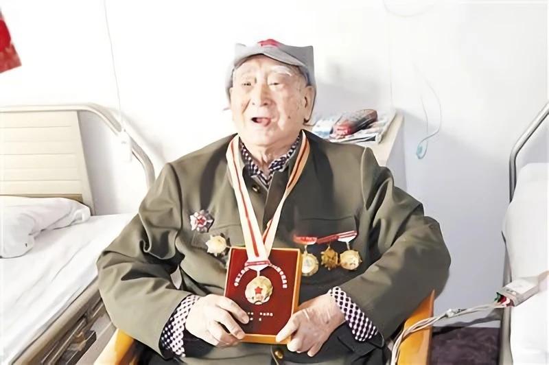 1943年，两个汉奸打扫战场，发现一八路军还活着，就举刀要刺杀。突然，八路军说了