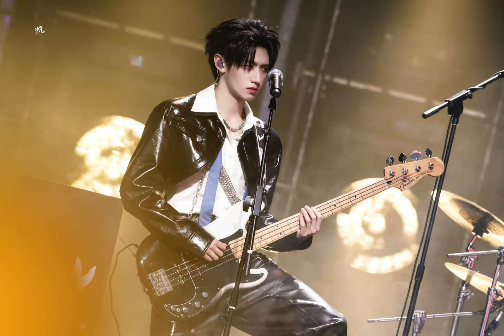 朱志鑫猫系摇滚巨星 荣耀之战演唱会名场面！朱志鑫猫系摇滚舞台太炸裂，乐队表演中他