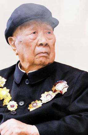 1984年，开国中将曾思玉退休后，到大连一水库钓鱼，钓着钓着，水库负责人走了过来