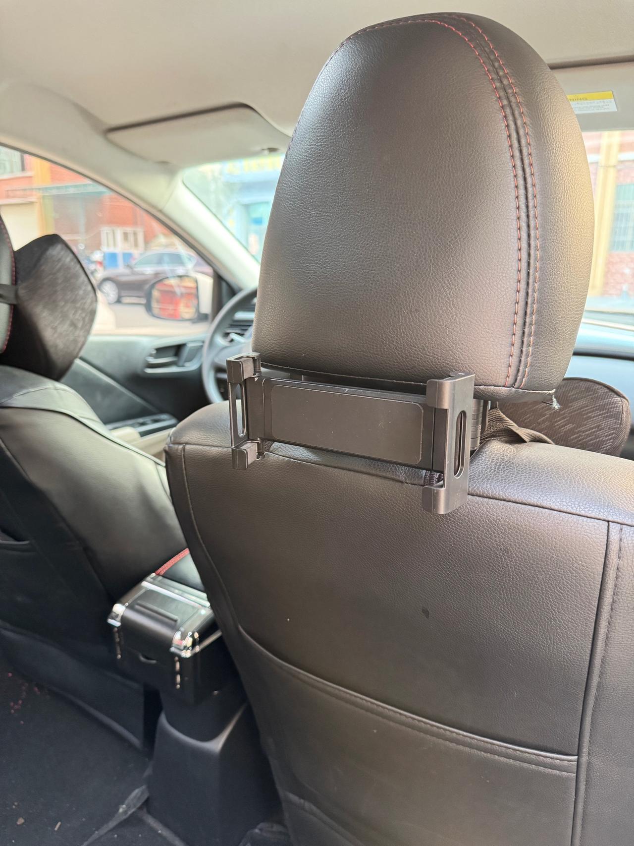 带娃跑长途，后排iPad挂不住？这个10块钱的支架救了我的命
家里有神兽的都知道