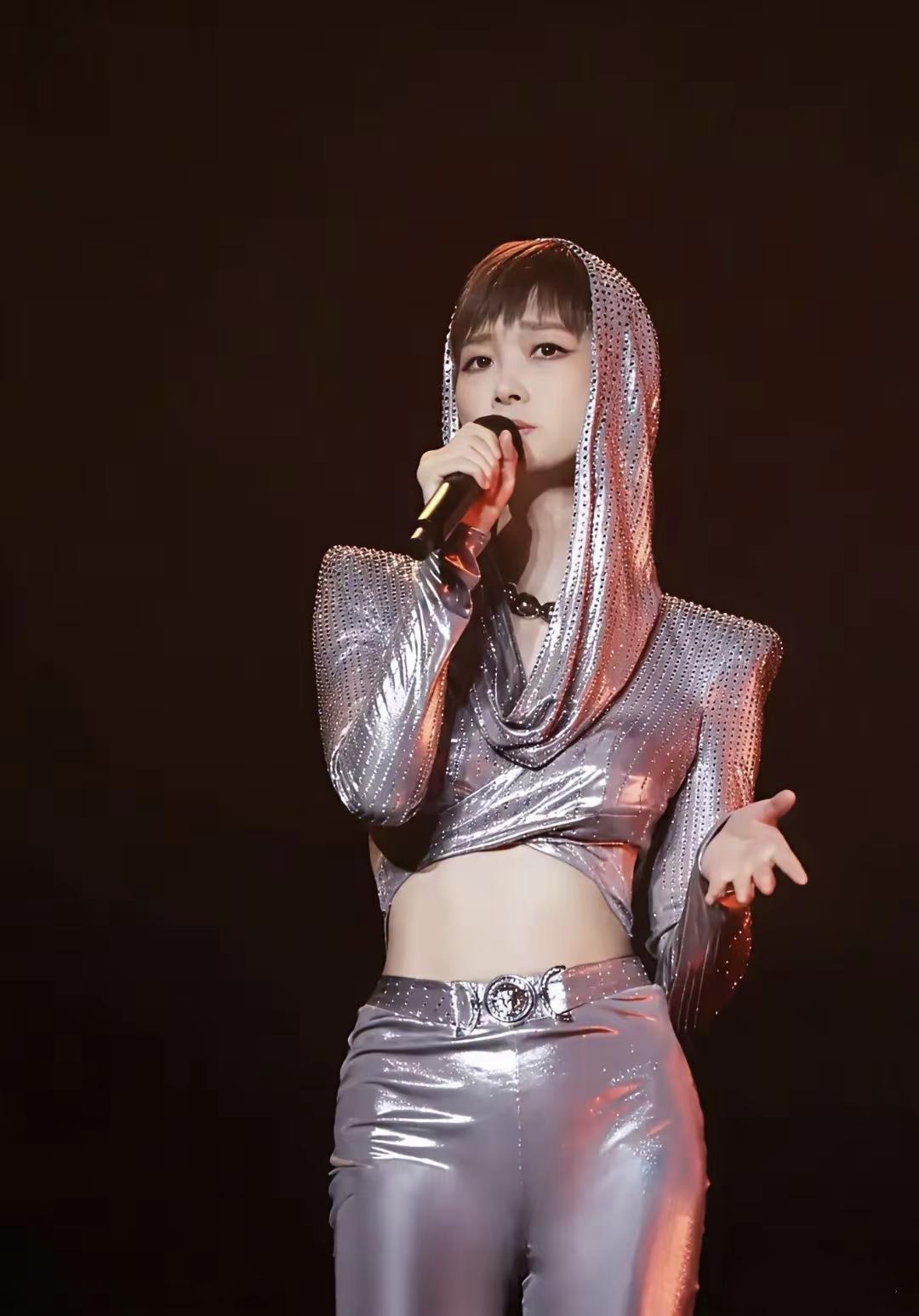 这样的李宇春大家喜欢吗？
李宇春出道已经20年了，
她过去的形象都是比较中性的，