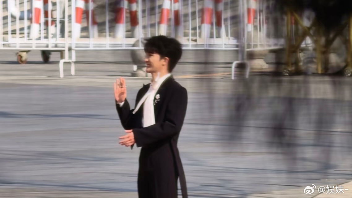 周深老师这仪态也太板正了 