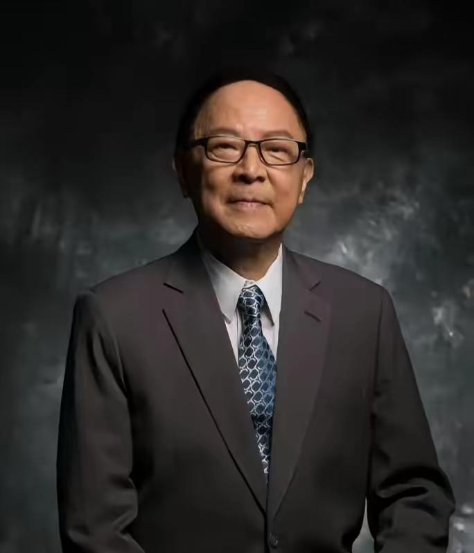 提起钟景辉印象还停留在《寻找他乡的故事》里那有磁性的旁白。

大家刻板印象大概都