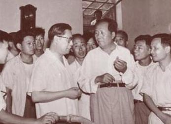 1958年8月13日，毛主席走进南开大学校园，迎接的学校领导刚要开口，毛主席先说