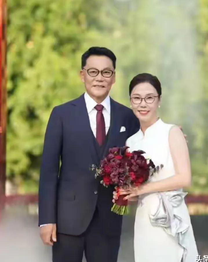 李国庆再一次结婚了。第一次婚姻是理性的结果，所以不幸福；这一次以一个旁观者来看，