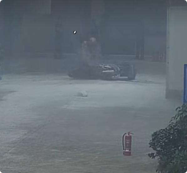 天啊！外卖小哥上楼送个餐，才3分钟电动车就烧成铁架子了！😱福建莆田仙游城东医院