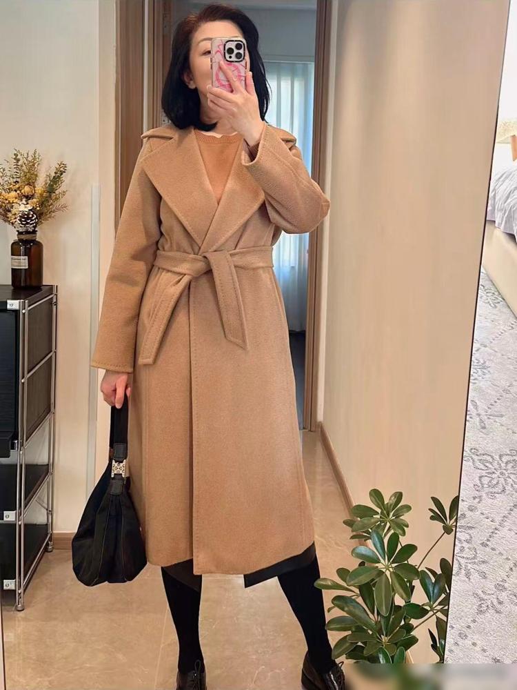 前天儿媳妇给我买了一件羊绒大衣，穿在身上又轻又暖，款式我也喜欢。

事情就是我穿