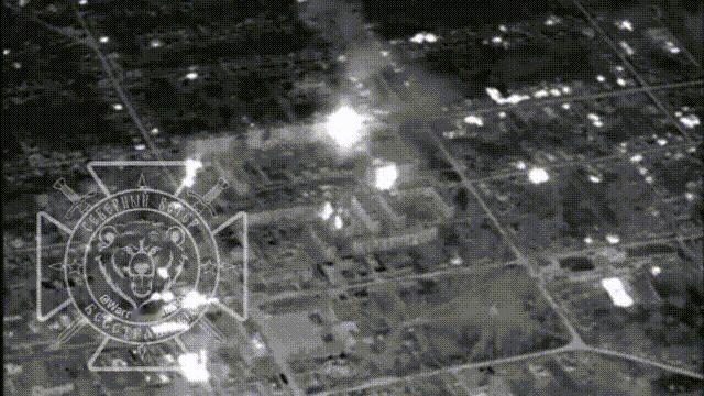 5月23日，在乌克兰战场，哈尔科夫州沃尔昌斯克镇，俄军使用TOS-1A喷火坦克和