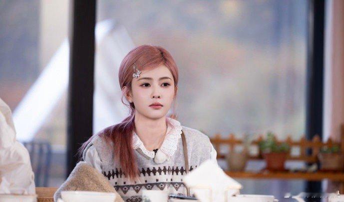 静音都能看出来白鹿在说啥白鹿这“人形提示器”太逗了！看图猜字队友猜不出，她一边和